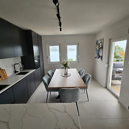 Sunny Side Трогір